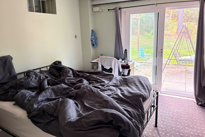 Bedroom - Quiet room with lots of natural light close to nature!