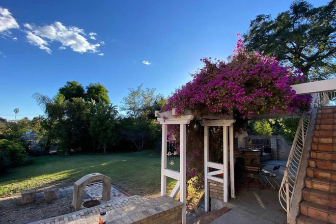 Backyard and terrace - Huge Pasadena House For Students - Private Bedroom Private Bathroom
