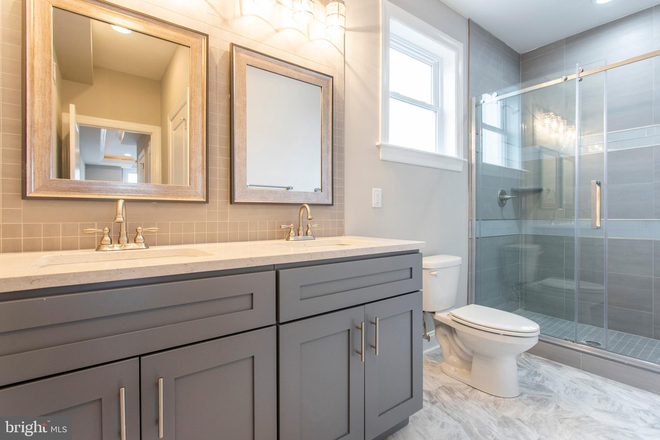 Master suite bathroom - 5min walk to campus House