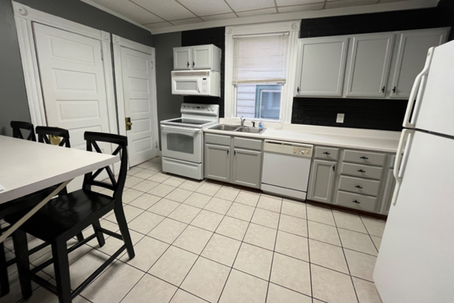Kitchen - Oak Street Home near UC Medical Campus