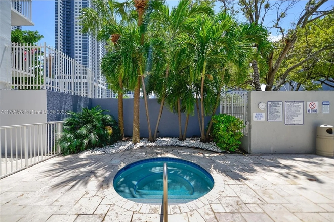 jacuzzi - Tranquil Room in Lively Downtown Miami Condo