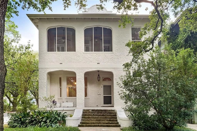 UPPER APARTMENT OF THIS BEAUTIFUL 2 STORY DUPLEX ON CORNER LOT WITH FENCED IN BACK YARD WITH PARKING FOR 2 VEHICLES. STEPS TO S CARROLLTON A - UPDATED UPPER 3 BED/2BATH APT W/ HUGE SCREENED IN FRONT PORCH