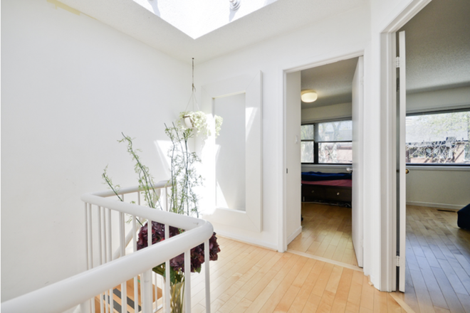 second floor - 1 Furnished Bedroom with a private bathroom inside Uoft area