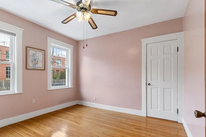 bedroom - 3 bedroom / 1 bathroom apartment