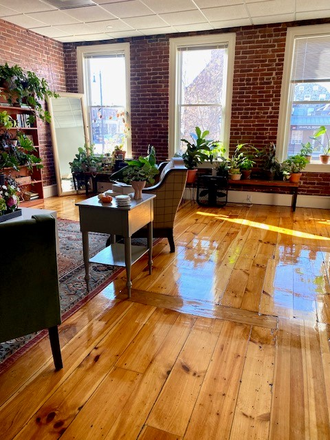 Hardwood Floors - Don't miss out on housing for next year. Loft, center of town granite kit, hdwd flrs!