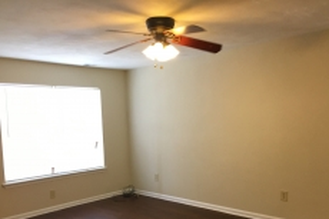 Living Room - (ODUrent) 1425 W. 38th St. Unit A Duplex