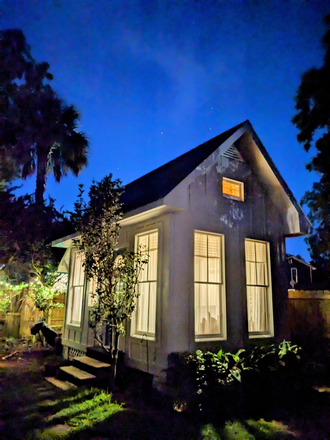 Tiny house on a gorgeous summer night - Adorable, furnished downtown tiny house. Flexible lease. Includes utilities.