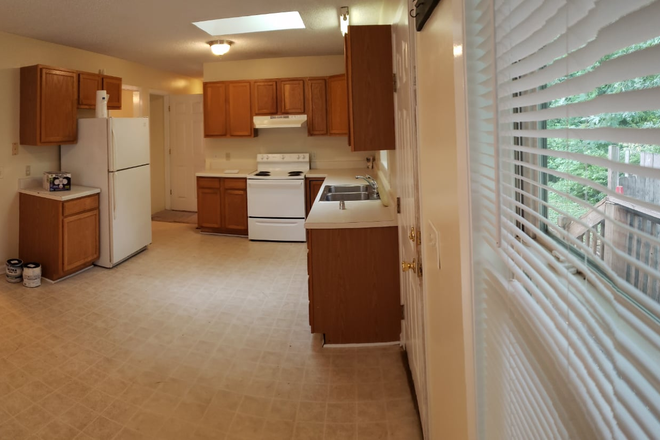 Kitchen! - 1 Roommate Needed! 575/Month + Utlities (3 Other Roommates)