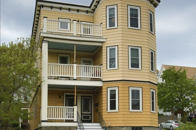 Building - Sunny condo on green line to Boston and biking distance to MIT and Tufts