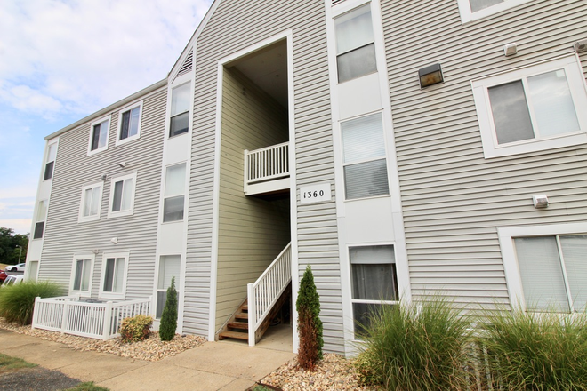 front - Hunters Ridge - 3 bedroom - 2 bath apartment for rent! Pre-leasing for the 26-27 school year!