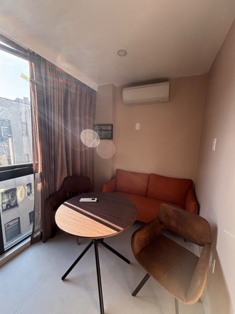 Large windows with soundproof glass and blackout curtains , good lighting - Quiet Studio near East Broadway (F Line) – New 1-Year Lease Apartments
