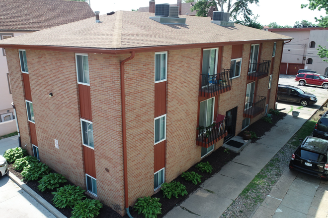 Dundee Place six unit building - Close to UNMC Nebraska Medicine and Blackstone Entertainment District Apartments