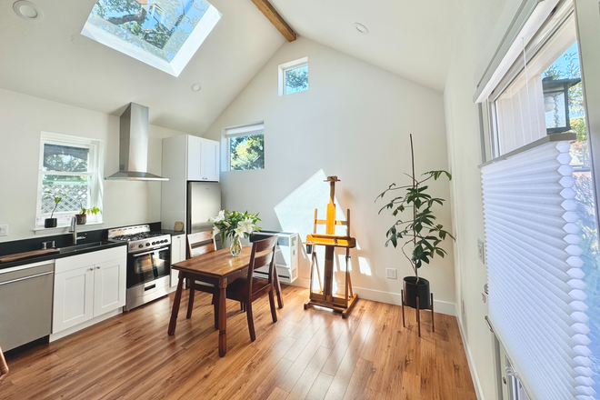 High 16 ft ceiing with exposed wood beam, full of beautiful natural light - Modern ADU Sanctuary with Private Garden Patio in Walker's Paradise