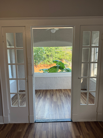 front room/entry - 3 Bedroom 1 Bath Walk to class Apartments