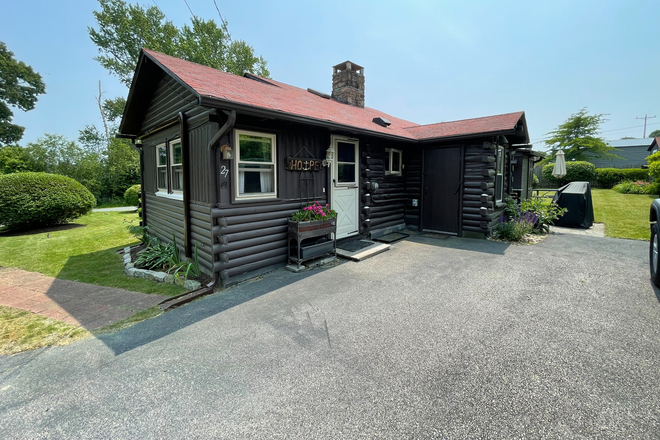 Front of House - Available for a group of 3! 3 Bedroom in Bonnet Shores!