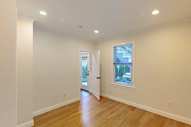 Bedroom - Coolidge Corner! MASSIVE 5Bed/3.5Bath Steps to Campus AND with Parking Townhome