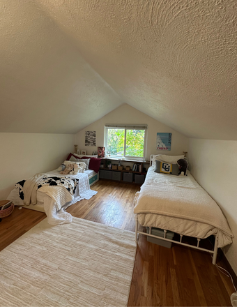 Bedroom - Two Person Room in House on the Hill Right Next to Alpha Phi- 5 minute walk to campus