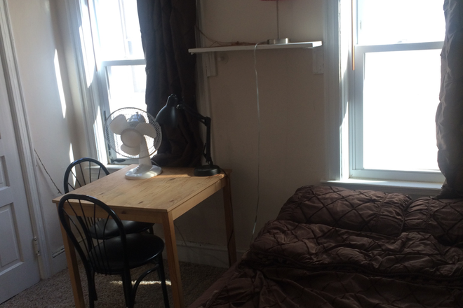 Available bedroom - Room for male-Bank St-Princeton