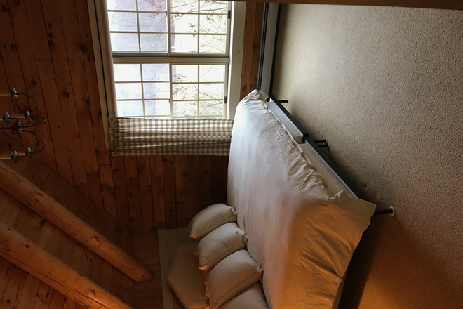 3 king - Pristine 3 Br 3 Bath with stone fireplace -simply furnished Log cabin on 24 acres House