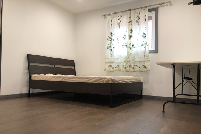 bedroom - Newly renovated spacious and comfortable bedroom in a detached house