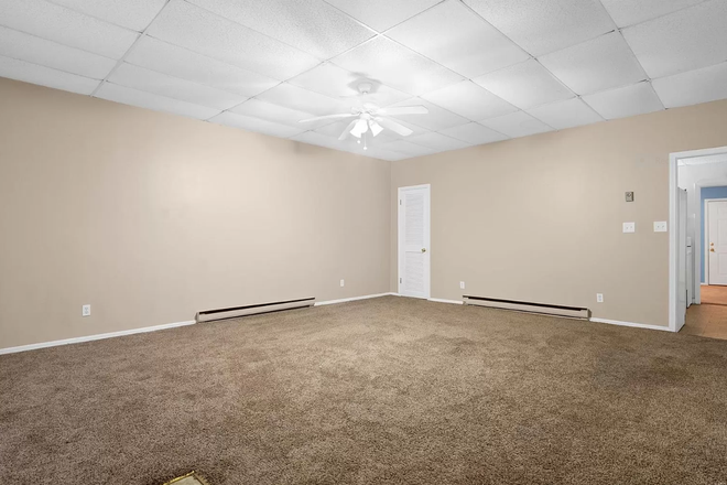 Living room - Guest house between downtown & campus