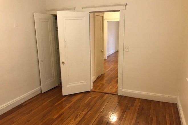 Hub Realty - Cleveland Circle, huge 1 bedroom with updated kitchen, on green line T Apartments