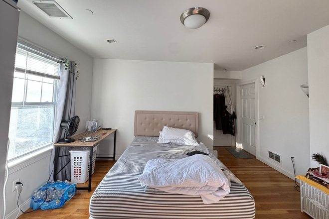 Bedroom including Bed and mattress - Private room Apartments