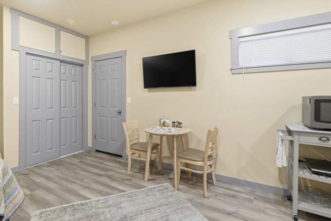 Small area to eat or work - Beautiful furnished studio in Friendly St. Neighborhood Apartments