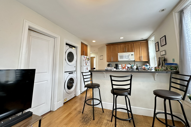 . - Beautiful 4 bedroom apartment with exposed brick for 9/1/25