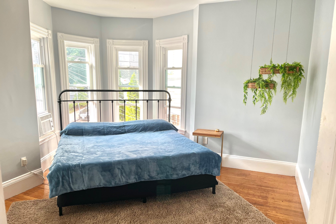 Your bedroom furnished with bed - Sunny July Sublet Near Magoon Train Stop