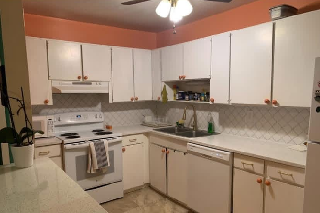 Kitchen with marble countertops - TWO rooms available in Cozy Townhome! Females only