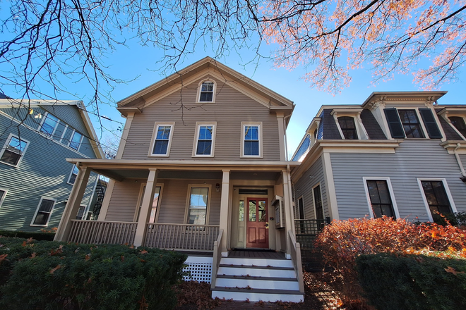 The house from outside - Spacious studio apartment near the Law School