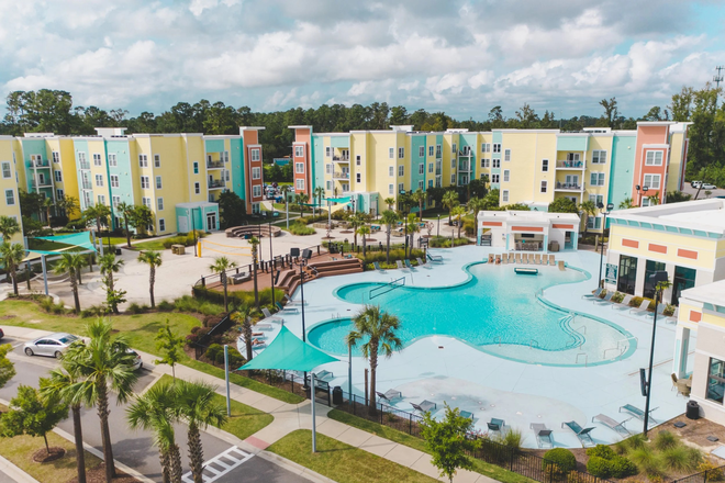 outside view with pool - Progress 910 Sublet Available - One Space in 4 Bedroom Apartments