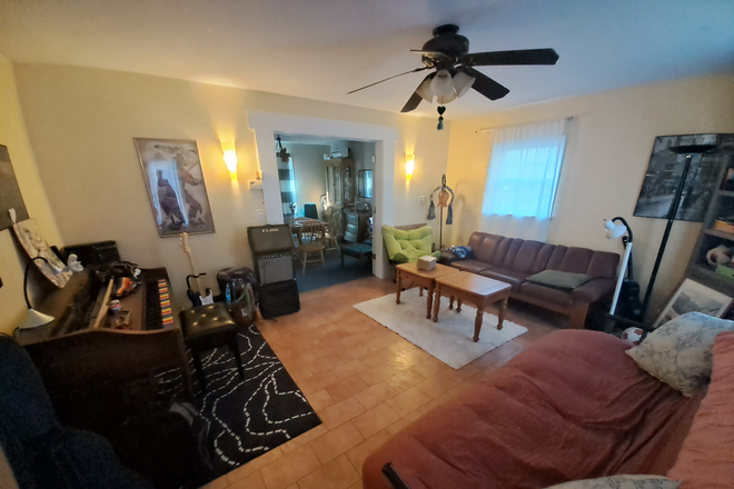 living room - Room in 2-family house close to campus