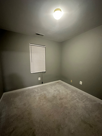 Bedroom - Room available 7 mins from campus! House