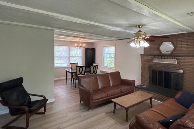 Living Room - Touches Campus Property- WALK- UPDATED- 3 Full Baths House