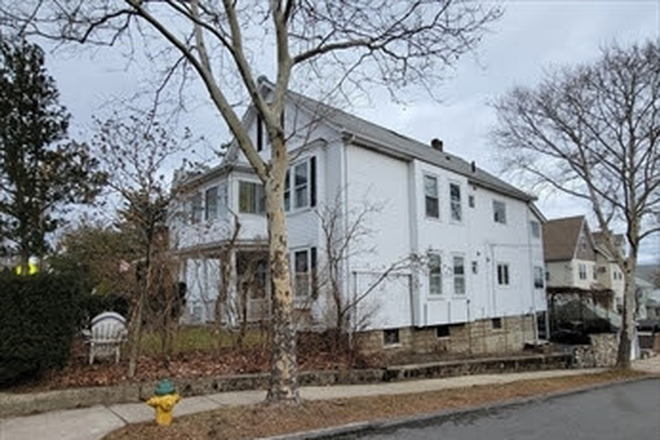 House - Bright 3BR / 1BA in Belmont – Lead-Free, Near Butler School & 73 Bus to Harvard Condo