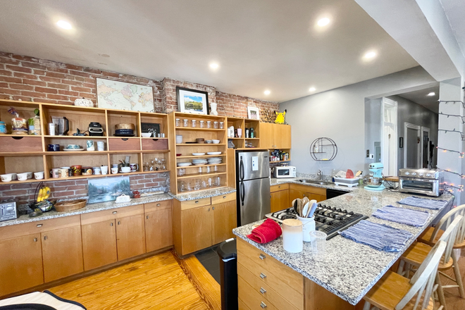 18 Sunset St - No Fee - 4 Beds / 1 Bath on Sunset St - Sept 1