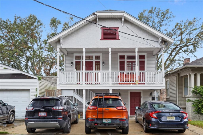 Front - Newly Renovated (new pics coming) 4Br w/ swimming pool, central air, and washer dryer in unit Duplex