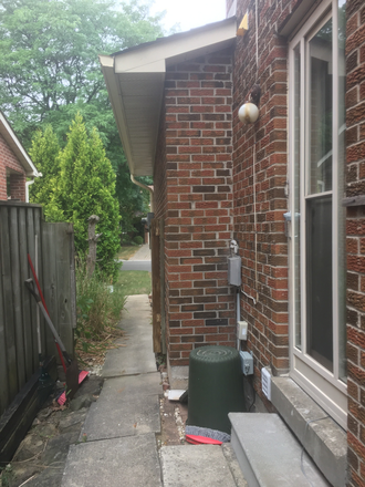 Main Entrance View - 20 minute walk to UofT Mississauga campus. Nice 1 furnished bedroom in spacious 2-Bedroom unit. Apartments
