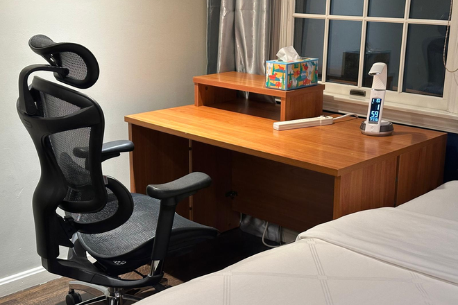 Work Desk and Ergonomic Chair - Large Furnished Bedroom w/King Bed & Walk-In Closet Utilities included Quiet Home – Lexington