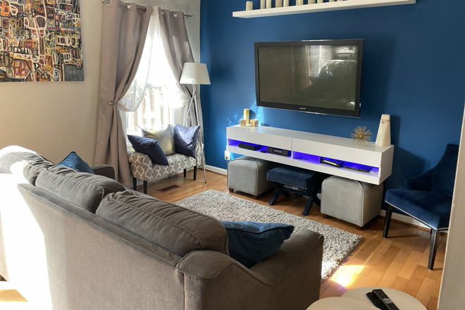 Living room - Furnished 3 Master Suite Minutes to Graduate Campus
