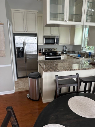 Kitchen - 3 blocks from campus with driveway parking in cul de sac House