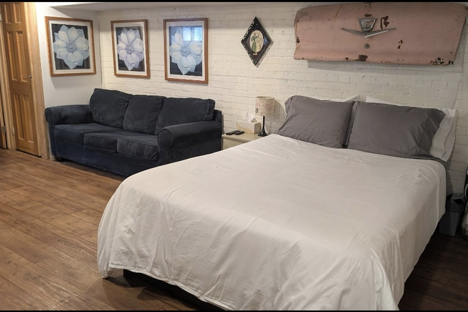 Bed - Sunny Room in Comfy, Clean, Family Home. 1 Dog Optional Meal Plan. Quiet & Safe. 24hr Transit Close