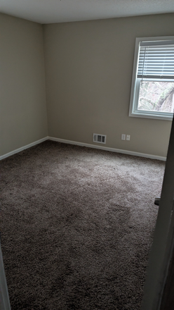 Bedroom - House about 15 minutes from campus