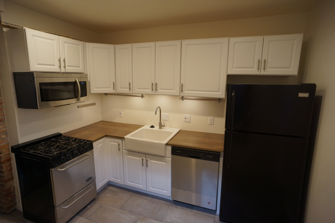 Kitchen - Spacious Recently Renovated 3-bdrm, 3 bath rowhouse near B&O Museum