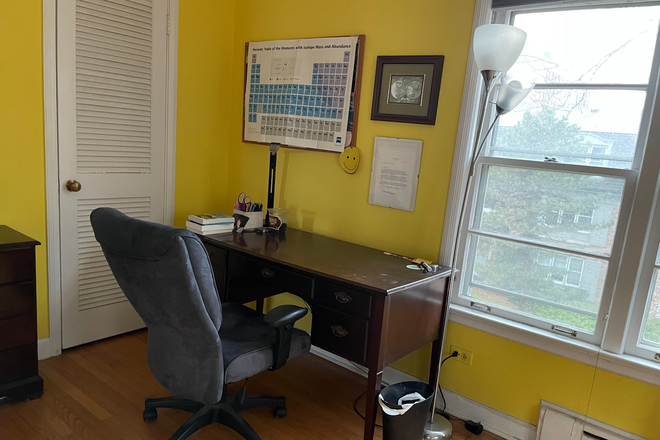 office area in bedroom - Summer Sublet for 2/Lease Takeover Available (Evanston Campus)!