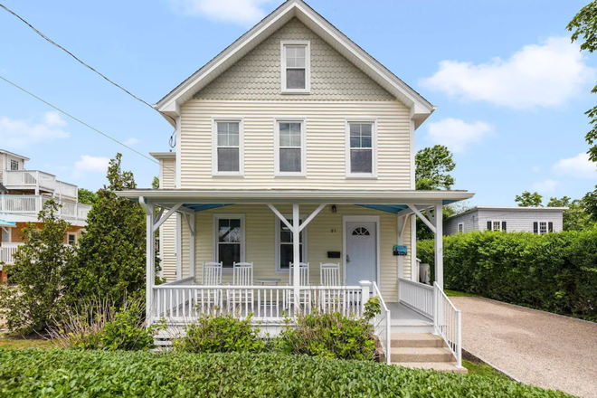 Exterior - 81 Narragansett Ave - Narragansett Pier House