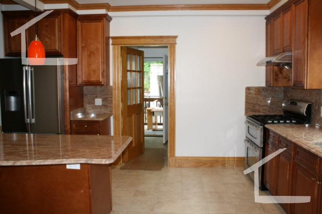 kitchen - Huge 4 bed unit in a duplex right next to the Green Line! Condo