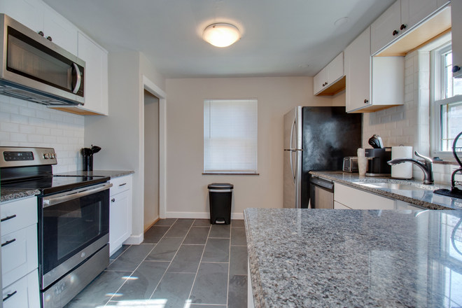Shared - Short commute to campus / spacious rooms! House